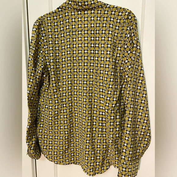 Women’s lightweight button down top with geometric pattern size medium - Picture 2 of 7